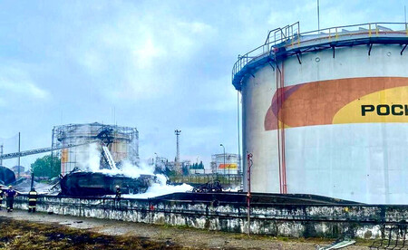 ロシア南部ソチでウクライナのドローン攻撃を受けた石油貯蔵施設で行われる消火活動＝３日のプロシュニン・ソチ市長のテレグラムより（ＡＦＰ時事）