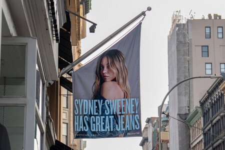 米女優シドニー・スウィーニーさんを起用したカジュアル衣料販売アメリカン・イーグル・アウトフィッターズの広告＝４日、ニューヨーク（ロイター時事）