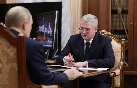 ロシアのプーチン大統領（左）と会談するカムチャツカ地方のソロドフ知事＝２月１７日、モスクワ（ＥＰＡ時事）