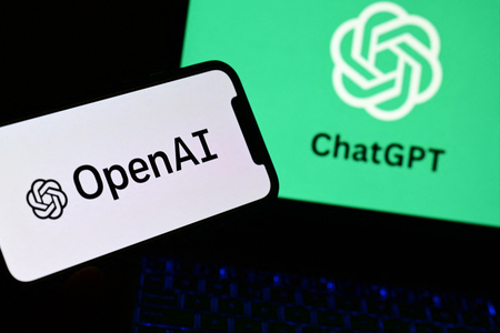 米オープンＡＩ（手前）とチャットＧＰＴのロゴマーク（ＡＦＰ時事）