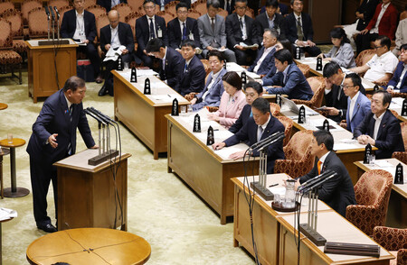 参院予算委員会で参政党の神谷宗幣代表（手前右）に答弁する石破茂首相（左端）＝５日午前、国会内
