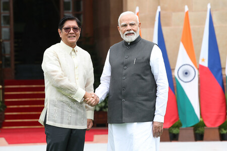 ５日、ニューデリーで会談に臨むフィリピンのマルコス大統領（左）とインドのモディ首相（ＥＰＡ時事）