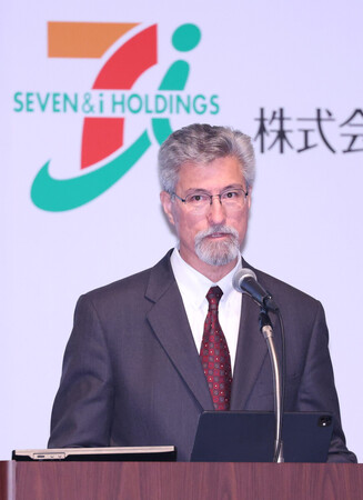 記者会見するセブン&アイ・ホールディングスのスティーブン・ヘイズ・デイカス社長=6日午前、東京都千代田区
