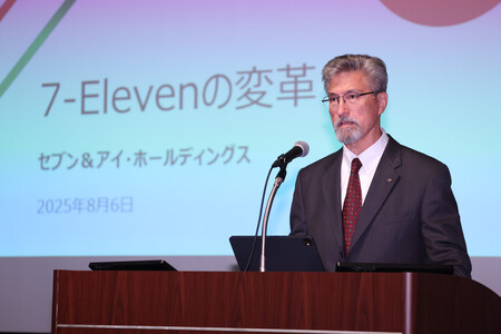 記者会見するセブン&アイ・ホールディングスのスティーブン・ヘイズ・デイカス社長=6日午前、東京都千代田区