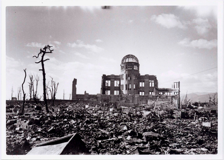 １９４５年８月６日に広島に原爆が投下された後、米軍が撮影した原爆ドーム＝広島市の平和記念資料館提供（ＥＰＡ時事）