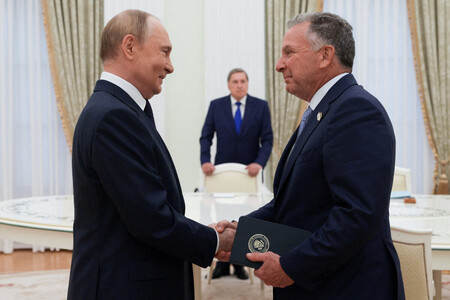 ６日、モスクワでの会談で握手するロシアのプーチン大統領（左）と米国のウィトコフ中東担当特使（ロイター時事）