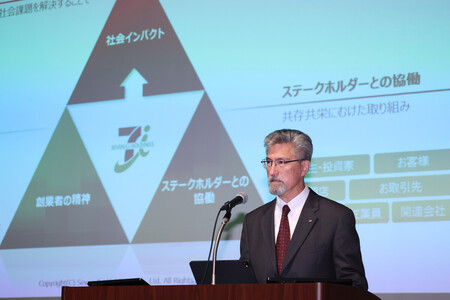 記者会見するセブン＆アイ・ホールディングスのスティーブン・ヘイズ・デイカス社長＝６日午前、東京都千代田区