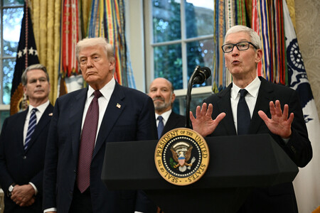 ホワイトハウスで、米国内での追加投資について話すアップルのクック最高経営責任者（ＣＥＯ、右端）とトランプ大統領（右から３番目）＝６日、ワシントン（ＡＦＰ時事）