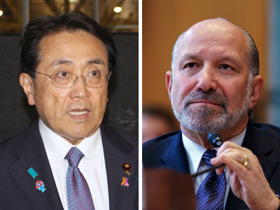 赤沢亮正経済再生担当相（写真左）とラトニック米商務長官（ＥＰＡ時事）