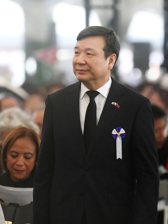 平和記念式典に初参列した台北経済文化代表処の李逸洋代表＝６日午前、広島市中区