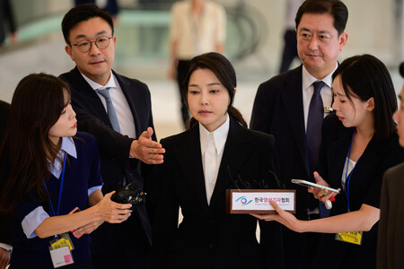 韓国の尹錫悦前大統領夫人の金建希氏(中央)=6日、ソウル(EPA時事)