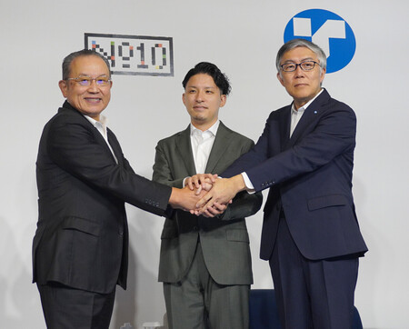 記者会見で握手する(左から)大成建設の田中茂義会長、資産運用会社「ヤマウチ・ナンバーテン・ファミリー・オフィス(YFO)」の山内万丈代表、東洋建設の吉田真也会長=8日午後、東京都港区