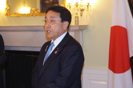記者会見する赤沢亮正経済再生担当相＝７日、アメリカ・ワシントン