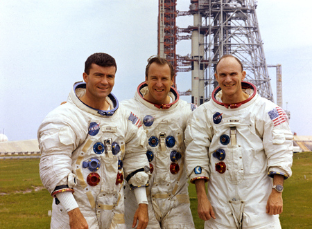 ケネディー・スペース・センターで訓練中のアポロ13号のジム・ラベル船長（中央）＝1970年4月11日、アメリカ（ＡＦＰ時事）