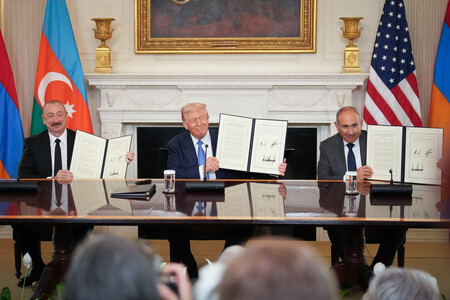 ８日、ホワイトハウスで署名文書を掲げる（左から）アゼルバイジャンのアリエフ大統領、トランプ米大統領、アルメニアのパシニャン首相（ＡＦＰ時事）