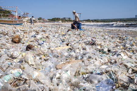 海岸に散乱したプラスチックごみ＝２０２４年３月１９日、インドネシアのバリ島（ＥＰＡ時事）