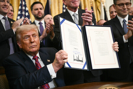 「ステーブルコイン」の規制整備に関する法案に署名したトランプ米大統領＝７月１８日、ワシントン（ＡＦＰ時事）