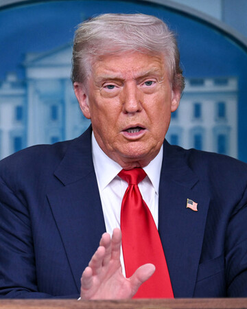 11日、ホワイトハウスで記者会見するトランプ米大統領(AFP時事)