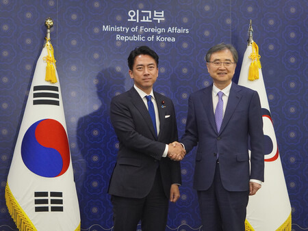 韓国の趙顕外相(右)と握手する小泉進次郎農水相=11日、ソウル