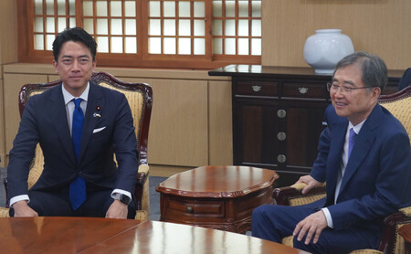 韓国の趙顕外相(右)と会談する小泉進次郎農水相=11日、ソウル