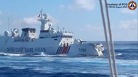 11日、南シナ海のスカボロー礁(中国名・黄岩島)付近で、中国海軍の艦艇と衝突した中国海警局の船(フィリピン沿岸警備隊提供の映像より)(AFP時事)