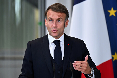 フランスのマクロン大統領＝７月１０日、ロンドン（ＡＦＰ時事）