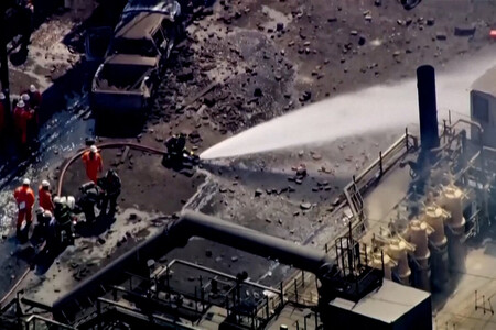 11日、米東部ペンシルベニア州クレアトンにある鉄鋼大手USスチールの工場の爆発現場で消火活動に当たる消防隊員ら(ロイター時事)
