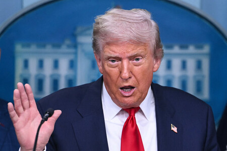 １１日、ホワイトハウスで記者会見するトランプ米大統領（ＡＦＰ時事）
