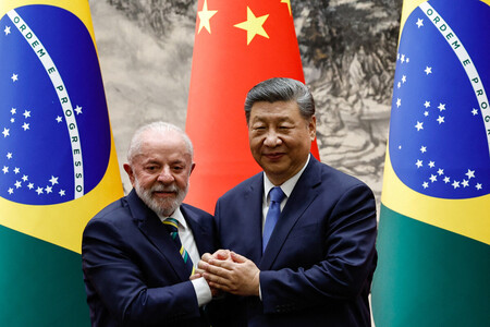 中国の習近平国家主席(右)とブラジルのルラ大統領=5月13日、北京(AFP時事)