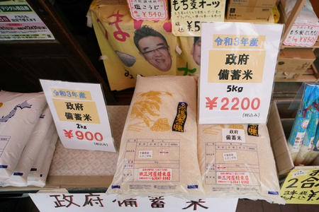 精米店の店先に並べられた政府備蓄米＝７月１８日、東京都内（ＡＦＰ時事）