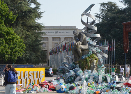 プラスチック汚染を防ぐ国際条約の交渉が行われている国連ジュネーブ事務局の会場前に置かれた展示物=13日、スイス・ジュネーブ