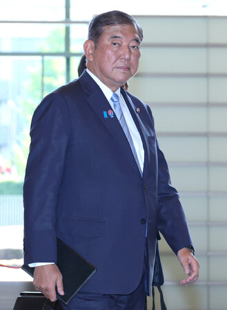 首相官邸に入る石破茂首相=8日、東京・永田町