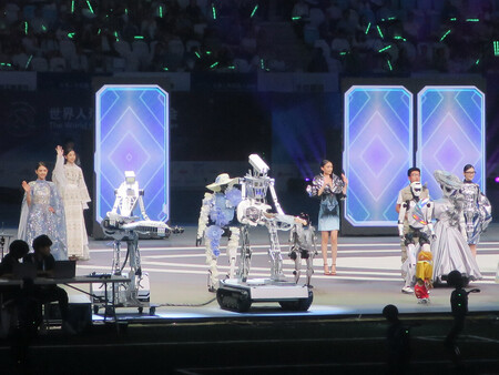 「世界人型ロボット運動会」の開幕式に参加したロボット＝１４日、北京