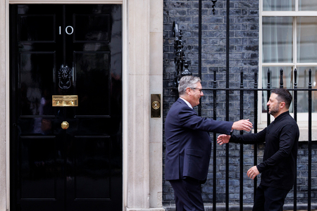 ウクライナのゼレンスキー大統領（右）を出迎えるスターマー英首相＝１４日、ロンドン（ＥＰＡ時事）