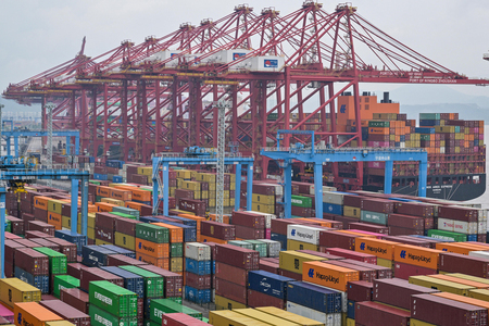 中国・浙江省寧波の港に積み上がった貨物コンテナ＝５月２８日（ＡＦＰ時事）