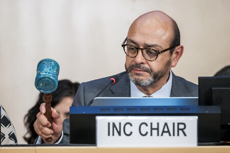 プラスチック汚染を防ぐ国際条約の策定に向けた会合で開会を宣言するバジャス議長＝１４日、スイス・ジュネーブ（ＡＦＰ時事）
