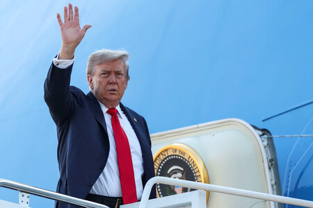 １５日、ワシントン近郊のアンドルーズ空軍基地で、大統領専用機に乗り込むトランプ米大統領（ロイター時事）