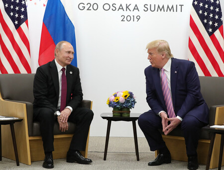 大阪で開かれた２０カ国・地域首脳会議（Ｇ２０サミット）で会談するトランプ米大統領（右）とロシアのプーチン大統領＝２０１９年６月（ＡＦＰ時事）