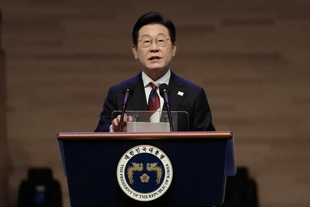 １５日、ソウルで開かれた「光復節」の式典で演説する韓国の李在明大統領（ＥＰＡ時事）