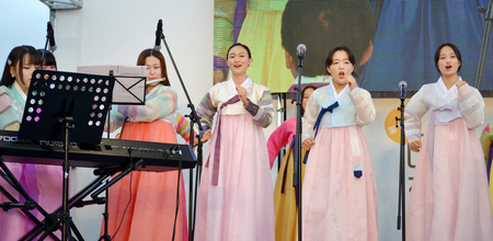 日本と韓国の文化交流イベント「日韓交流おまつり」で、朝鮮半島の民族衣装「韓服」を身にまとい、日韓の合唱曲を披露する両国の高校生ら＝２０２３年９月、東京都世田谷区