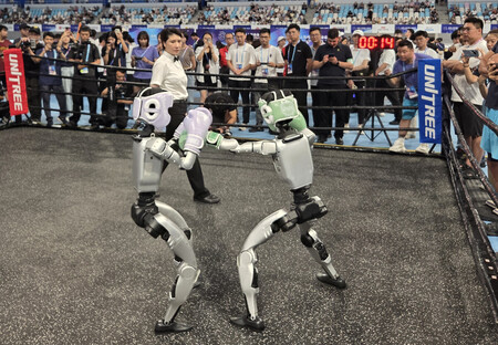「世界人型ロボット運動会」のボクシングの様子＝１５日、中国・北京市