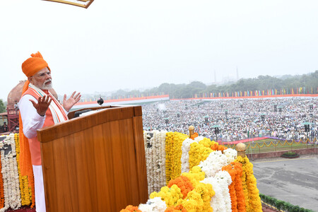 １５日、ニューデリーで演説するインドのモディ首相（ＥＰＡ時事）