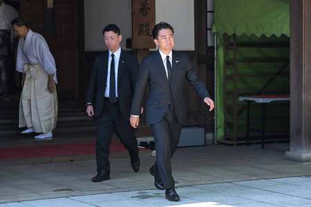 靖国神社を参拝した小泉進次郎農林水産相（右）＝１５日、東京都千代田区（ＡＦＰ時事）