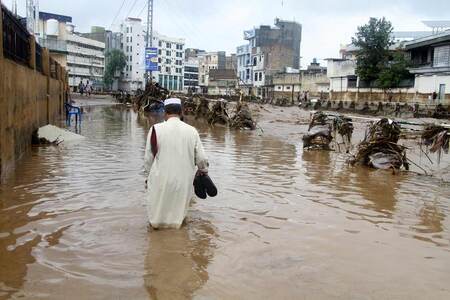 大雨で冠水したパキスタン北部の町=15日、カイバル・パクトゥンクワ州(EPA時事)