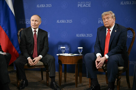 15日、米アラスカ州アンカレジで会談に臨むトランプ米大統領(右)とロシアのプーチン大統領(AFP時事)