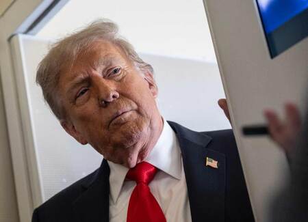 トランプ米大統領=15日、専用機内(AFP時事)