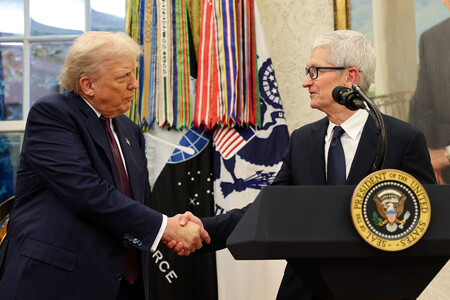 米ホワイトハウスで握手するアップルのクック最高経営責任者（ＣＥＯ、右）とトランプ大統領＝６日、ワシントン（ＡＦＰ時事）