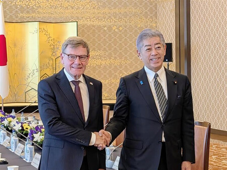握手する岩屋毅外相（右）とドイツのワーデフール外相＝１８日午前、東京都港区の外務省飯倉公館