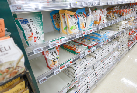 スーパーのコメ売り場＝７月３１日、東京都内