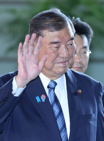 首相官邸に入る石破茂首相＝１８日午前、東京・永田町